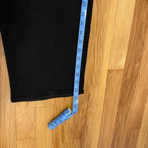Old Navy Women's Black WOW Loose Jeans
Size 14S - Picture 5 of 5